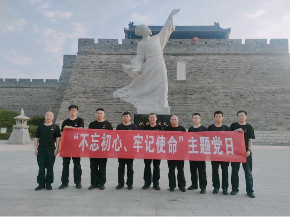 諸城守押大隊黨支部超然臺黨性教育基地開展“不忘初心、牢記使命”現(xiàn)場教學活動405.png